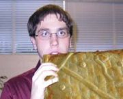 Friki con una empanada monumental.