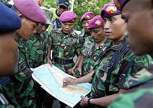Un oficial indonesio explica a sus colegas c&oacute;mo se realizar&aacute; a cabo la b&uacute;squeda del avi&oacute;n. (Foto: AP)