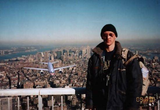 LA FOTO DEL TURISTA. Montaje fotogr&aacute;fico en el que se ha colocado un avi&oacute;n como si fuera a chocar contra el World Trade Center.
